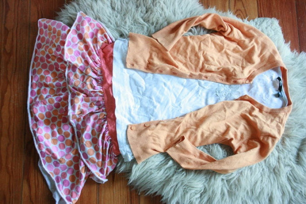 59.Sweterek H&M 60.Spódniczka z falbanami. 61.Bluzeczka MANGO.